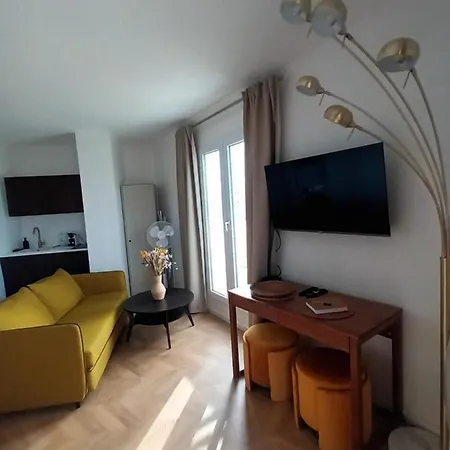 Balcony Floor 아파트